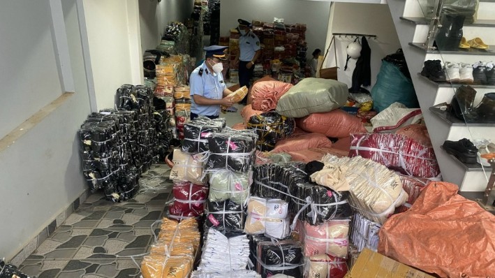 Đắk Lắk: Tạm giữ hơn 5.000 sản phẩm quần áo không rõ nguồn gốc