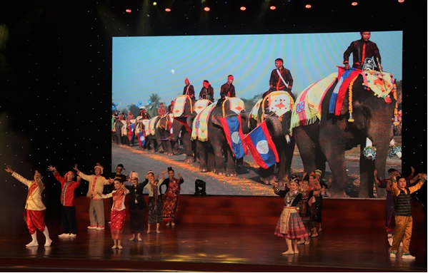 Không gian ấm cúng thắt chặt tình đoàn kết Việt Nam - Lào Không gian ấm cúng thắt chặt tình đoàn kết Việt Nam - Lào