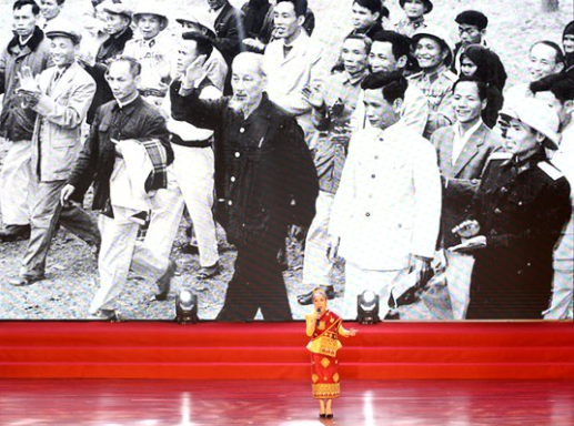 Tiết mục hát Bác Hồ một tình yêu bao la Tiết mục hát Bác Hồ một tình yêu bao la