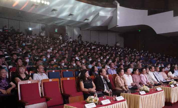 Hàng trăm người dân, du khách trong và ngoài nước tham gia thưởng thức những tiết mục nghệ thuật Hàng trăm người dân, du khách trong và ngoài nước tham gia thưởng thức những tiết mục nghệ thuật