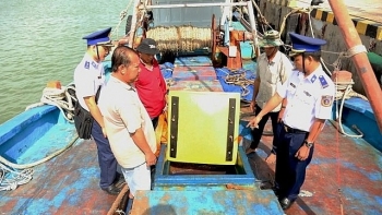 Bắt giữ tàu chở khoảng 50.000 lít dầu DO không rõ nguồn gốc