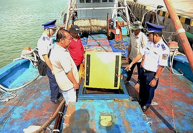 Lực lượng chức năng kiểm tra tàu chở dầu vi phạm (Ảnh: Đức Định) Lực lượng chức năng kiểm tra tàu chở dầu vi phạm (Ảnh: Đức Định)