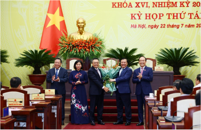 Lãnh đạo TP. Hà Nội chúc mừng tân Chủ tịch UBND TP. Hà Nội Trần Sỹ Thanh 