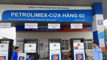 Kiên Giang: Liên tiếp phát hiện 02 doanh nghiệp kinh doanh xăng dầu vi phạm về niêm yết giá bán lẻ