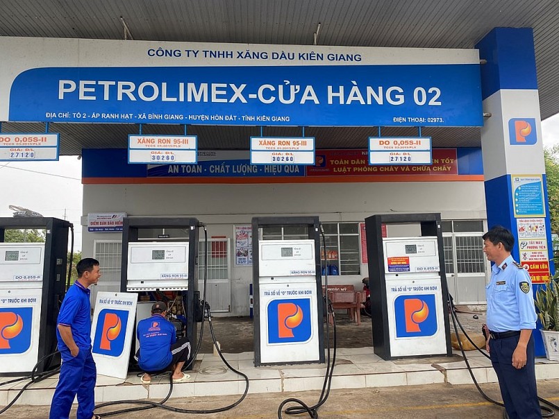 Lực lượng chức năng kiểm tra cơ sở vi phạm (ảnh: Uyên Hương) Lực lượng chức năng kiểm tra cơ sở vi phạm (ảnh: Uyên Hương)