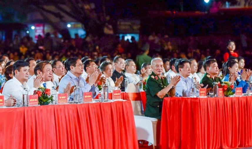 Thủ tướng Phạm Minh Chính dự chương trình nghệ thuật đặc biệt “Bản hùng ca bất diệt” được tổ chức tại thị trấn Anh Sơn, huyện Anh Sơn Thủ tướng Phạm Minh Chính dự chương trình nghệ thuật đặc biệt “Bản hùng ca bất diệt” được tổ chức tại thị trấn Anh Sơn, huyện Anh Sơn