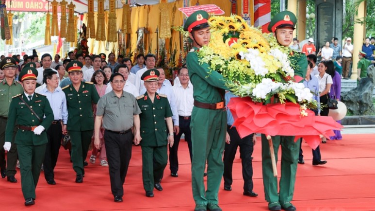 Dâng hương tưởng niệm các Anh hùng liệt sĩ tại Nghĩa trang quốc tế Việt - Lào