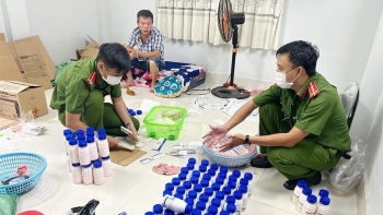 An Giang: Tạm giữ hình sự đối tượng có hành vi sản xuất thuốc bảo vệ thực vật giả