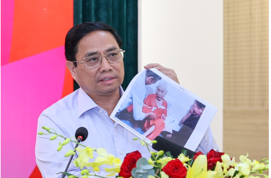 Thủ tướng Phạm Minh Chính chia sẻ câu chuyện làm ông xúc động về niềm hạnh phúc của Mẹ Việt Nam Anh hùng Hoàng Thị Lự, 110 tuổi ở Đô Lương - Nghệ An khi tìm được hài cốt của một người con sau 51 năm hy sinh. Ảnh VGP Thủ tướng Phạm Minh Chính chia sẻ câu chuyện làm ông xúc động về niềm hạnh phúc của Mẹ Việt Nam Anh hùng Hoàng Thị Lự, 110 tuổi ở Đô Lương - Nghệ An khi tìm được hài cốt của một người con sau 51 năm hy sinh. Ảnh VGP