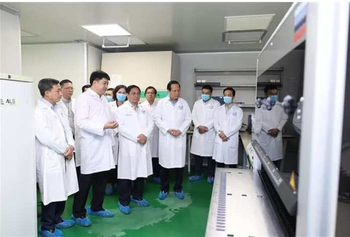 Thủ tướng Phạm Minh Chính kiểm tra quy trình bảo quản mẫu hài cốt. Ảnh: TTXVN