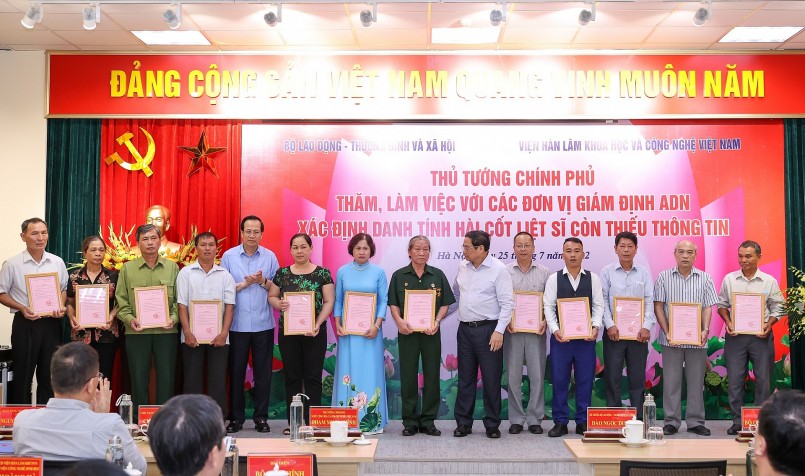 Thủ tướng cùng đại diện các bộ, ngành trao kết quả giám định ADN cho 12 gia đình liệt sĩ. Ảnh VGP Thủ tướng cùng đại diện các bộ, ngành trao kết quả giám định ADN cho 12 gia đình liệt sĩ. Ảnh VGP