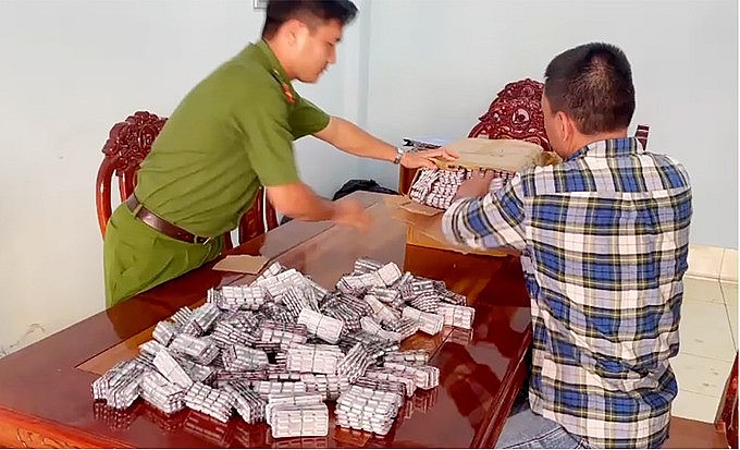 Lực lượng chức nằng kiểm tra hàng hóa là thuốc tân dược nghi nhập lậu