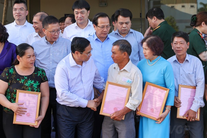 Thủ tướng hỏi thăm các gia đình thân nhân liệt sĩ. Ảnh VGP Thủ tướng hỏi thăm các gia đình thân nhân liệt sĩ. Ảnh VGP