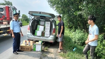 Long An: Bắt quả tang đối tượng vận chuyển lượng lớn thuốc diệt cỏ nghi vấn nhập lậu