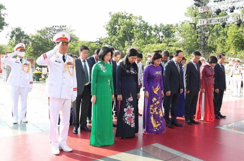 Đoàn đại biểu Thành phố Hà Nội tưởng nhớ các anh hùng, liệt sĩ - Ảnh: VGP/Nhật Bắc Đoàn đại biểu Thành phố Hà Nội tưởng nhớ các anh hùng, liệt sĩ - Ảnh: VGP/Nhật Bắc