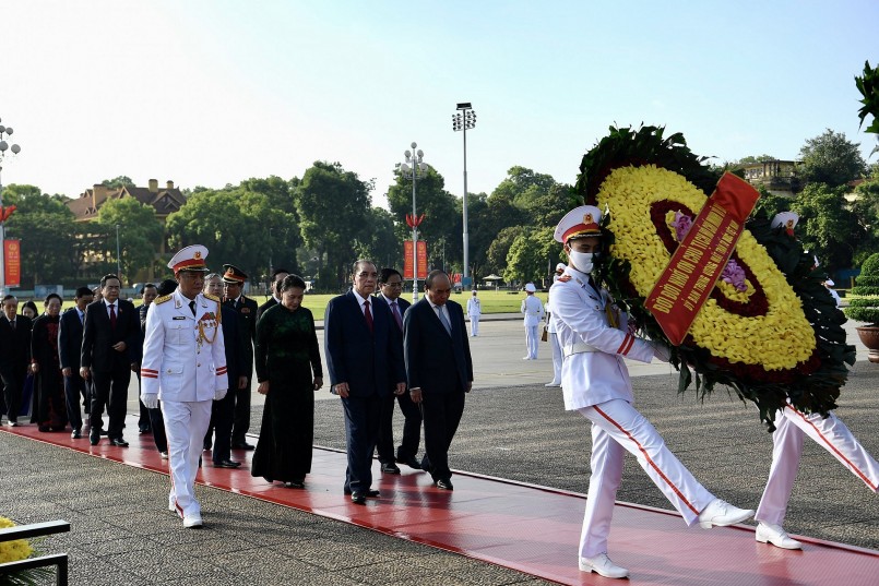 Các đồng chí lãnh đạo, nguyên lãnh đạo Đảng, Nhà nước vào Lăng viếng Chủ tịch Hồ Chí Minh - Ảnh: VGP/Nhật Bắc Các đồng chí lãnh đạo, nguyên lãnh đạo Đảng, Nhà nước vào Lăng viếng Chủ tịch Hồ Chí Minh - Ảnh: VGP/Nhật Bắc