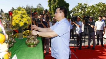Chủ tịch Quốc hội Vương Đình Huệ dâng hương tưởng niệm Anh hùng liệt sỹ tại Quảng Ngãi