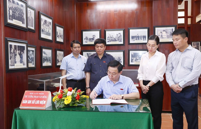 Chủ tịch Quốc hội Vương Đình Huệ ghi sổ lưu niệm Chủ tịch Quốc hội Vương Đình Huệ ghi sổ lưu niệm