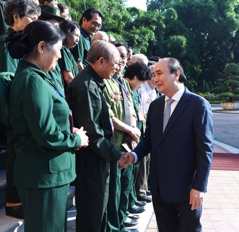 Chủ tịch nước Nguyễn Xuân Phúc cùng các đại biểu. Ảnh: VPCTN