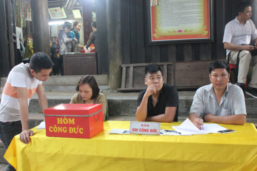 Tiếp nhận công đức bằng tiền mặt phải mở sổ ghi chép và gửi tiền vào kho bạc hoặc ngân hàng Tiếp nhận công đức bằng tiền mặt phải mở sổ ghi chép và gửi tiền vào kho bạc hoặc ngân hàng