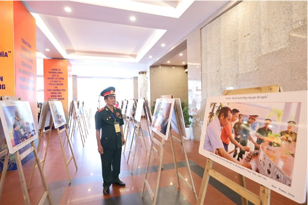 Triển lãm ảnh “Hà Nội - Tiếp nối truyền thống Uống nước nhớ nguồn” Triển lãm ảnh “Hà Nội - Tiếp nối truyền thống Uống nước nhớ nguồn”