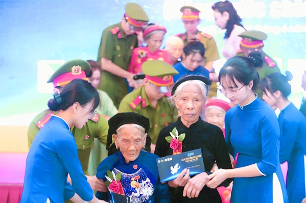 Triển lãm ảnh “Hà Nội - Tiếp nối truyền thống Uống nước nhớ nguồn” Triển lãm ảnh “Hà Nội - Tiếp nối truyền thống Uống nước nhớ nguồn”