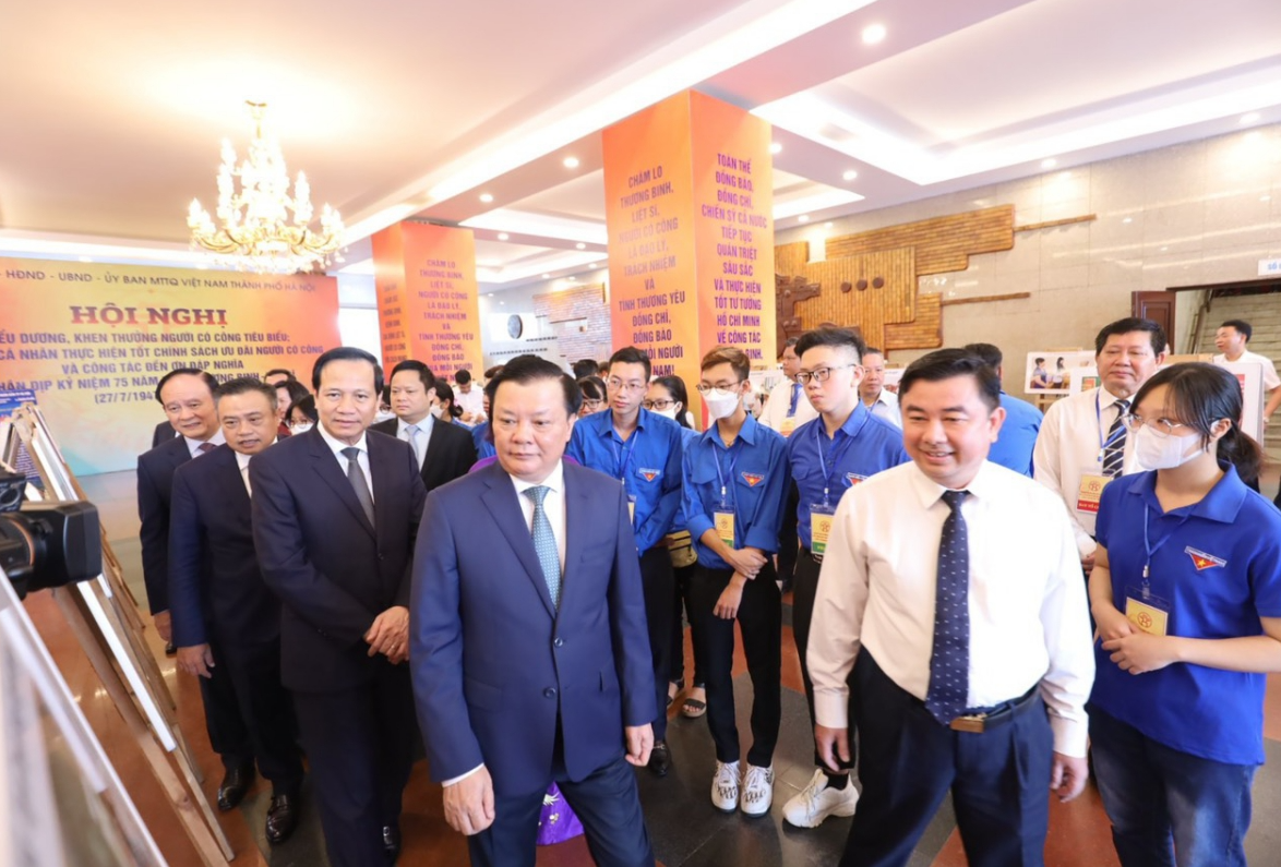 Triển lãm ảnh “Hà Nội - Tiếp nối truyền thống Uống nước nhớ nguồn” Triển lãm ảnh “Hà Nội - Tiếp nối truyền thống Uống nước nhớ nguồn”