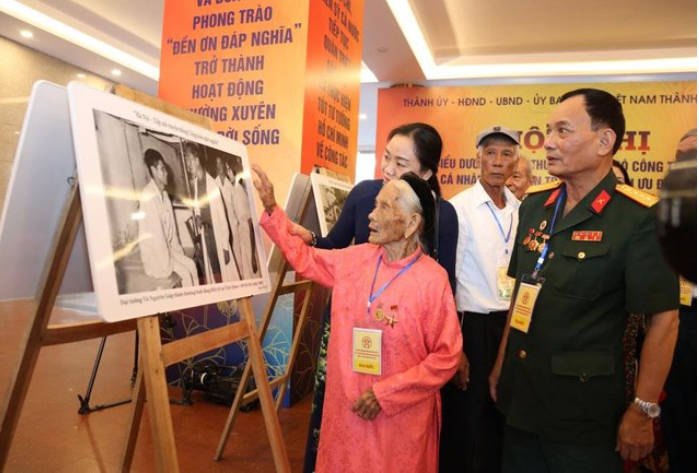 Triển lãm ảnh “Hà Nội - Tiếp nối truyền thống Uống nước nhớ nguồn” Triển lãm ảnh “Hà Nội - Tiếp nối truyền thống Uống nước nhớ nguồn”