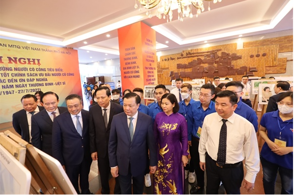 Triển lãm ảnh “Hà Nội - Tiếp nối truyền thống Uống nước nhớ nguồn” Triển lãm ảnh “Hà Nội - Tiếp nối truyền thống Uống nước nhớ nguồn”