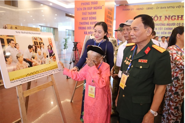 Triển lãm ảnh “Hà Nội - Tiếp nối truyền thống Uống nước nhớ nguồn” Triển lãm ảnh “Hà Nội - Tiếp nối truyền thống Uống nước nhớ nguồn”