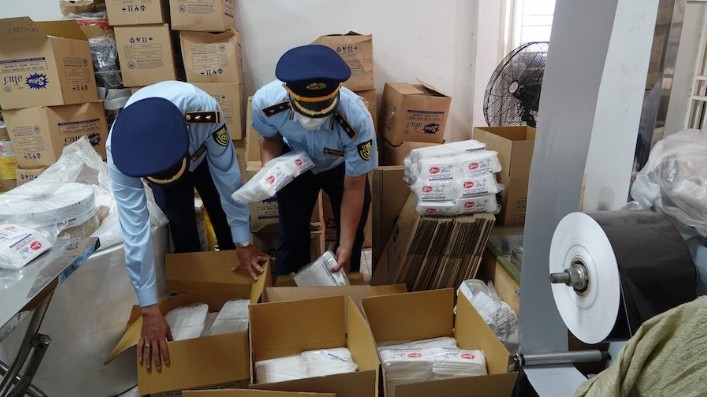 Đà Nẵng: Tạm giữ hơn 20.000 khăn ướt có dấu hiệu giả mạo nhãn hiệu