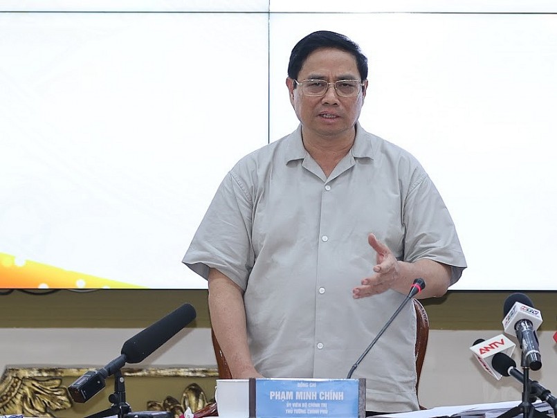 Thủ tướng chỉ rõ một số nhiệm vụ mà Thành phố cần cố gắng hơn như triển khai chương trình phục hồi và phát triển, giải ngân đầu tư công, tiêm vaccine phòng COVID-19 - Ảnh: VGP