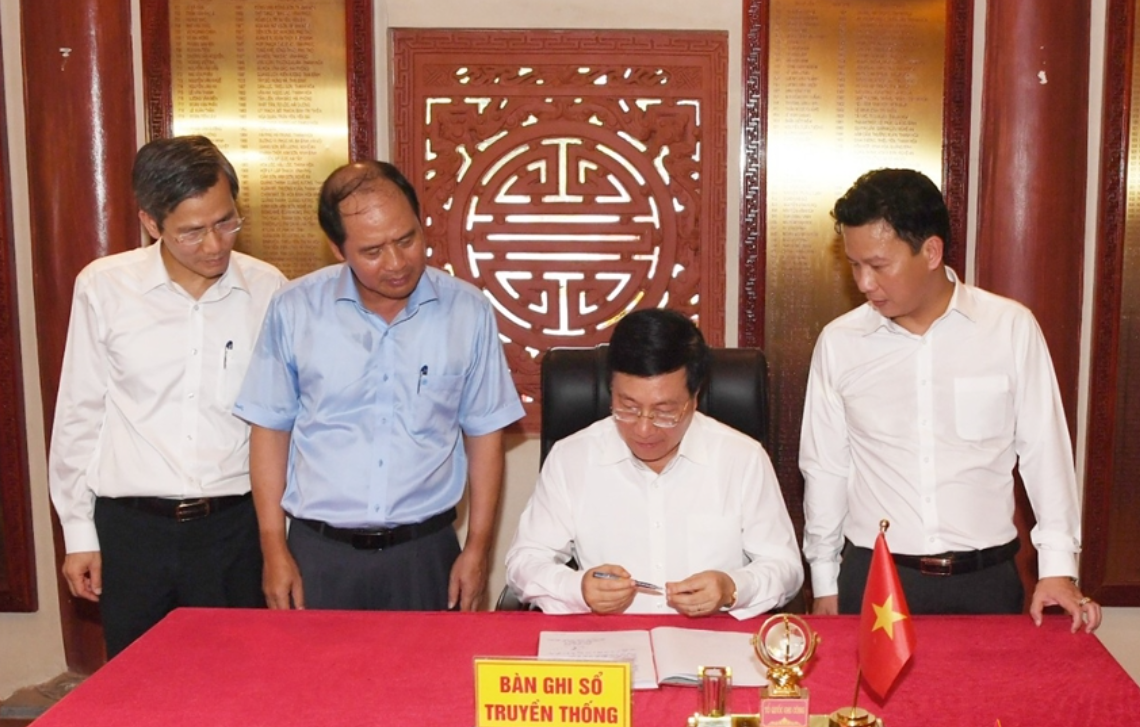 Phó thủ tướng Thường trực Chính phủ Phạm Bình Minh ghi sổ lưu niệm tại Đền thờ Anh hùng liệt sĩ. 