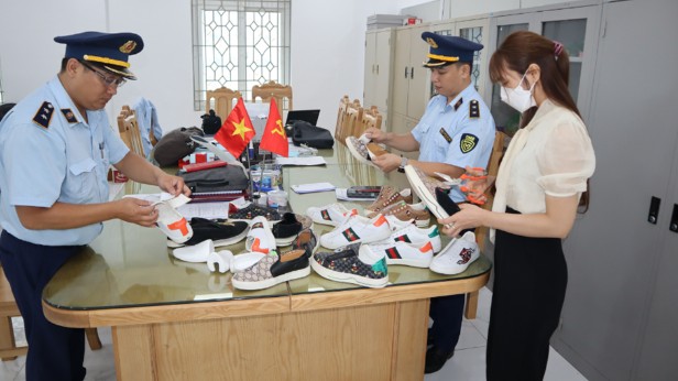 Phú Thọ: Phát hiện cửa hàng trưng bày hàng hóa giả mạo