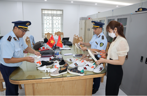 Phú Thọ: Phát hiện cửa hàng trưng bày hàng hóa giả mạo