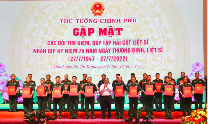 Thủ tướng tặng quà các đội tìm kiếm, quy tập hài cốt liệt sĩ.