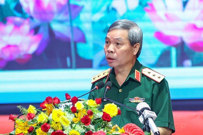 Thượng tướng Đỗ Căn, Phó Chủ nhiệm Tổng cục Chính trị báo cáo về công tác tìm kiếm, quy tập hài cốt liệt sĩ - Ảnh: VGP