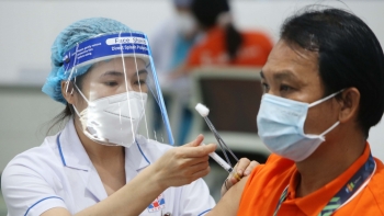 Số ca mắc COVID-19 đang tăng trở lại, Thủ tướng chỉ đạo đẩy nhanh tiêm vaccine