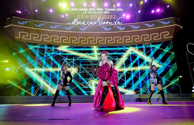 Quảng trường biển Sun Grand Boulevard luôn trong không khí tưng bừng mỗi tối thứ 7 suốt từ dịp 30/4