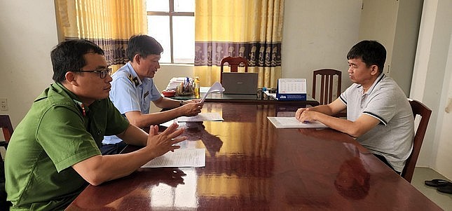 Ông Nguyễn Văn Khải (Giám đốc công ty) làm việc với cơ quan chức năng (Ảnh: Văn Vũ)