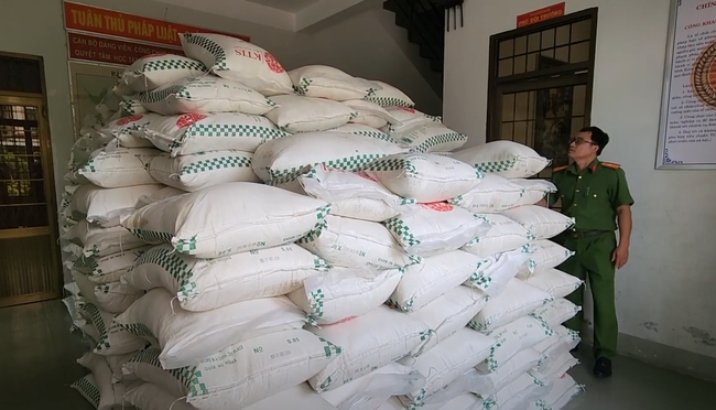 Lực lượng chức năng kiểm tra hàng hóa vi phạm