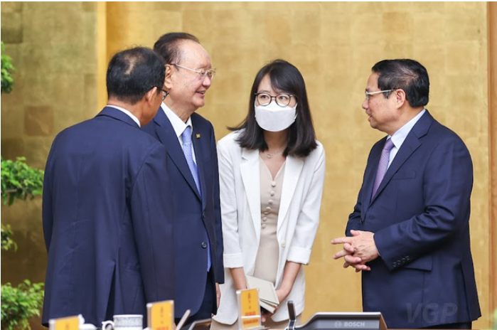 Thủ tướng trò chuyện cùng lãnh đạo Tập đoàn Charmvit - Ảnh: VGP/Nhật Bắc