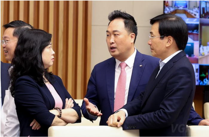 Bộ trưởng, Chủ nhiệm Văn phòng Chính phủ Trần Văn Sơn, Quyền Bộ trưởng Bộ Y tế Đào Hồng Lan trao đổi với ông Hong Sun - Phó Chủ tịch Hiệp hội Doanh nghiệp Hàn Quốc tại Việt Nam - Ảnh: VGP/Nhật Bắc