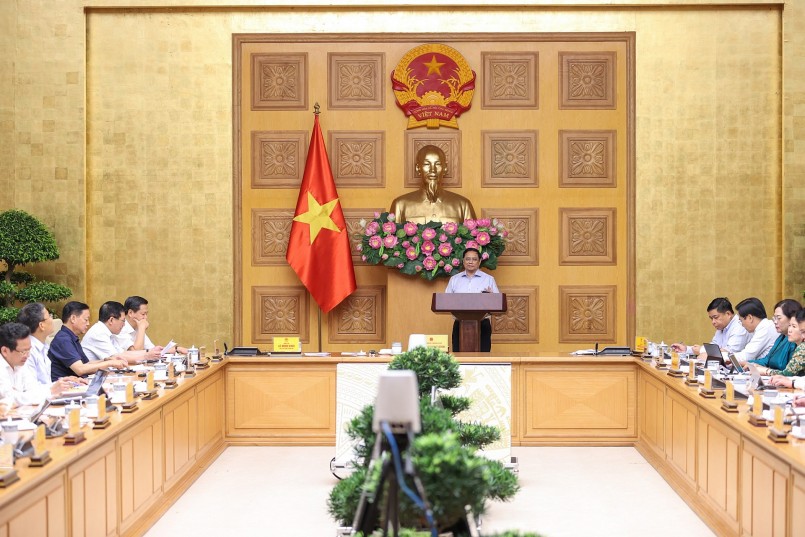 Thủ tướng giao Bộ Kế hoạch và Đầu tư khẩn trương tổng hợp, chắt lọc, tiếp thu các ý kiến, hoàn thiện các báo cáo, tài liệu, đề xuất Chính phủ và cấp có thẩm quyền theo quy định - Ảnh: VGP/Nhật Bắc