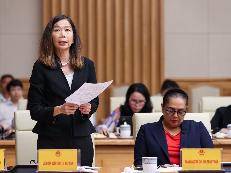 Bà Pauline Tamesis, Điều phối viên thường trú Liên Hợp Quốc tại Việt Nam tán thành với phát biểu của Thủ tướng là cần đặt việc làm, ổn định xã hội, bảo vệ các đối tượng dễ bị tổn thương nhất vào vị trí trọng tâm của chính sách phục hồi - Ảnh: VGP/Nhật Bắc