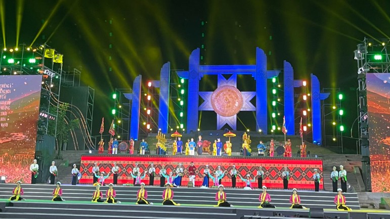 Khai mạc “Thanh âm xứ Mường và Lễ hội Carnaval Hòa Bình 2022”
