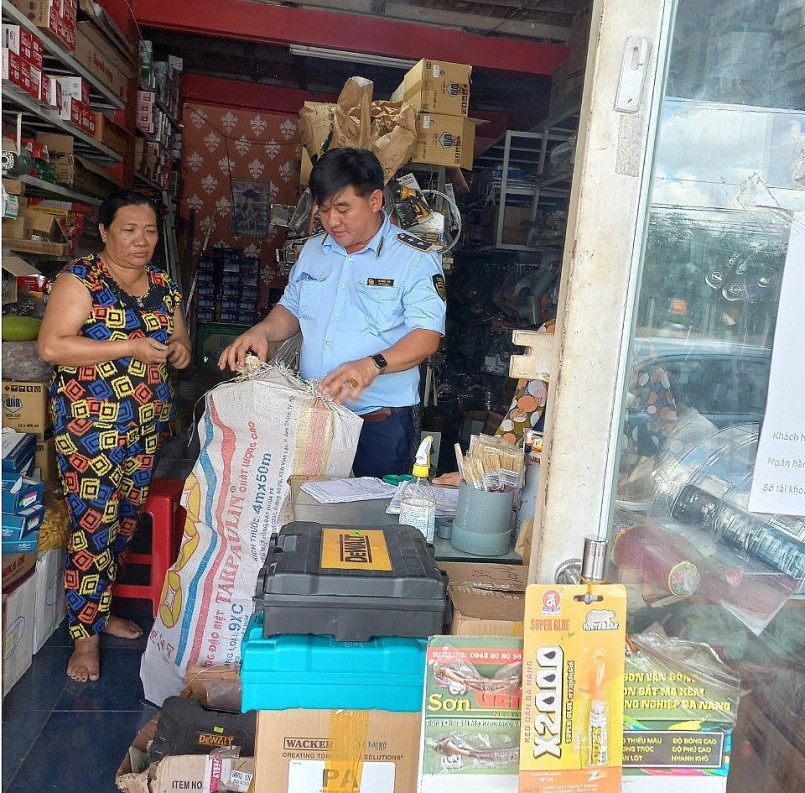 Lực lượng chức năng kiểm tra hàng hóa vi phạm (ảnh: Cục QLTT Tây Ninh) Lực lượng chức năng kiểm tra hàng hóa vi phạm (ảnh: Cục QLTT Tây Ninh)