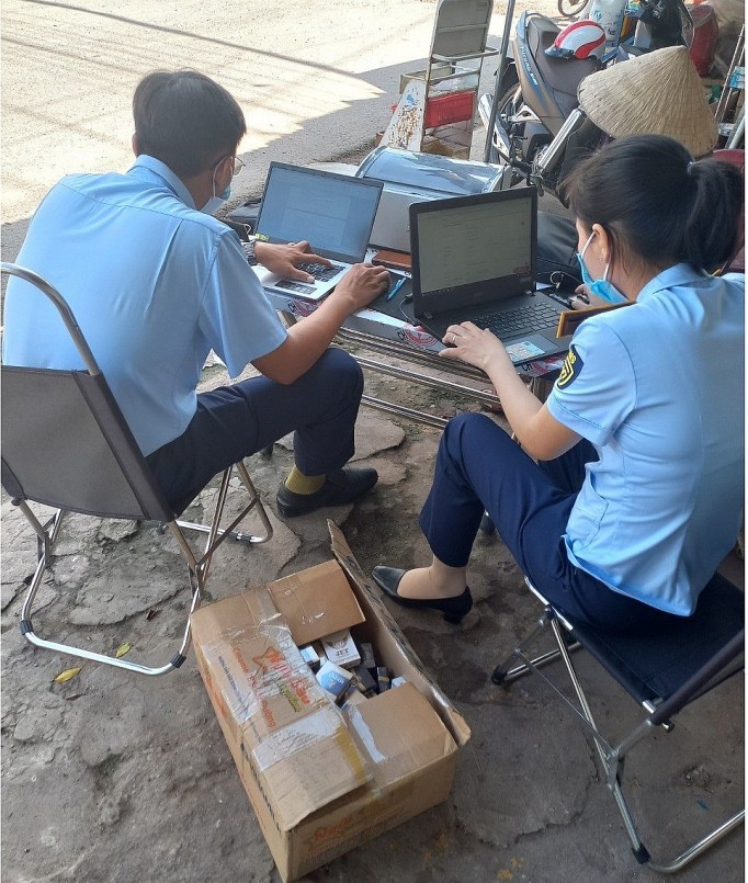 Lập biên bản vụ việc (ảnh: Cục QLTT Tây Ninh) Lập biên bản vụ việc (ảnh: Cục QLTT Tây Ninh)