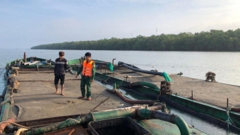 TP. HCM: Bắt quả tang 02 sà lan vận chuyển gần 100m3 cát không rõ nguồn gốc