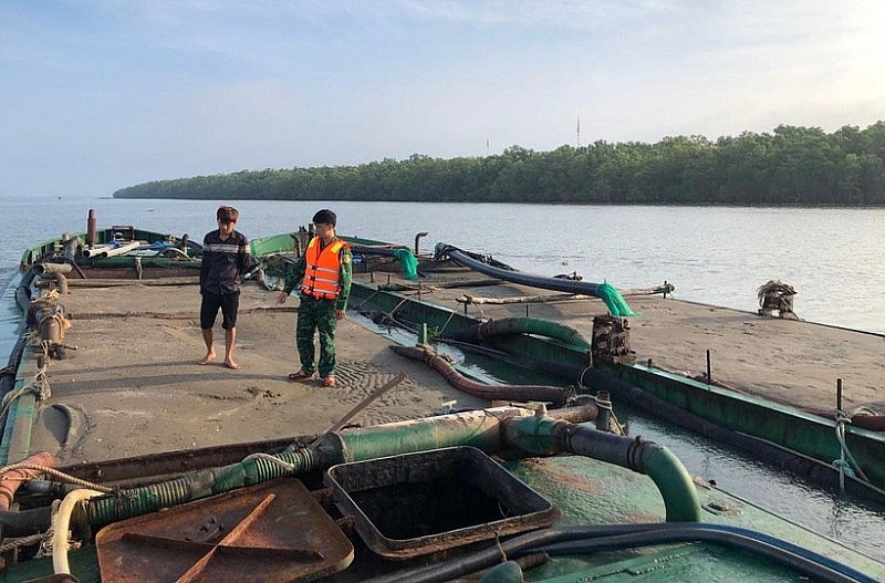 Kiểm tra và thu giữ 02 sà lan chở cát trái phép Kiểm tra và thu giữ 02 sà lan chở cát trái phép